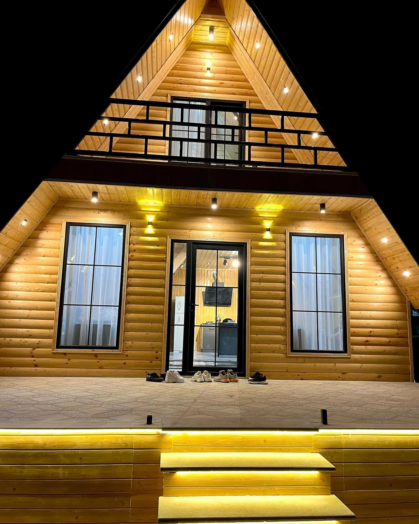 کلبه سوئیسی چوبی لوکس